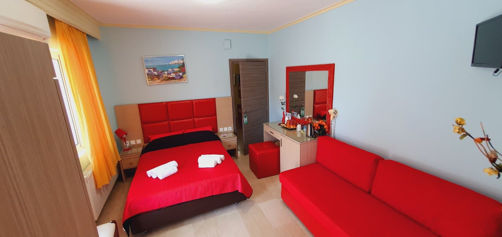 Double room with a wardrobe and dressing table